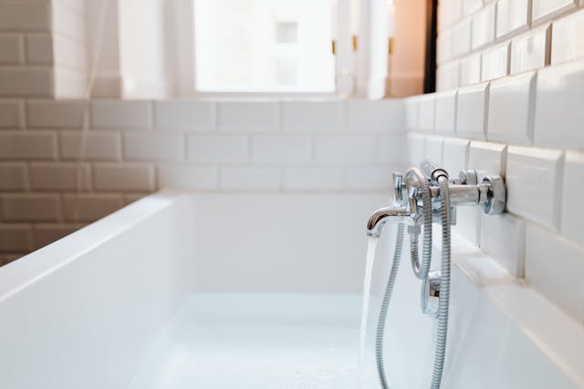 faucet filling tub with water